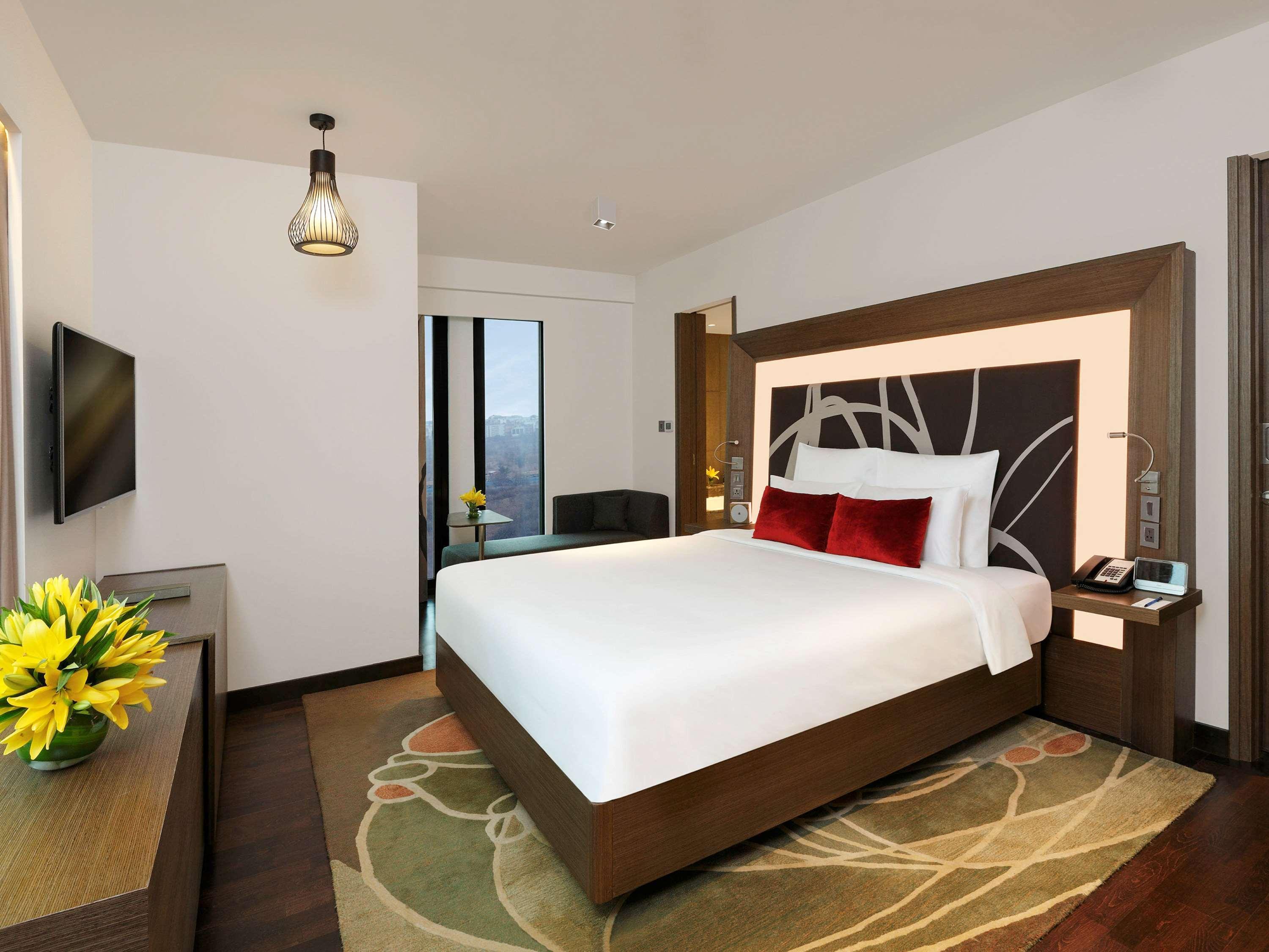 Novotel New Delhi Aerocity Buitenkant foto A bedroom at the hotel