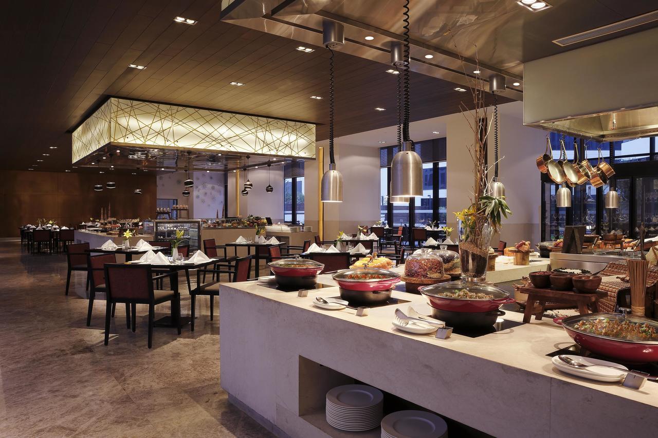 Novotel New Delhi Aerocity Buitenkant foto The restaurant